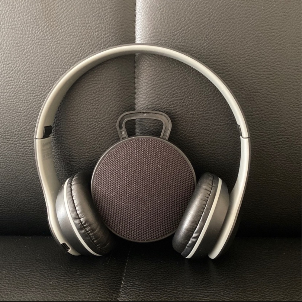 It works looks new used like 5 time it comes with a speaker